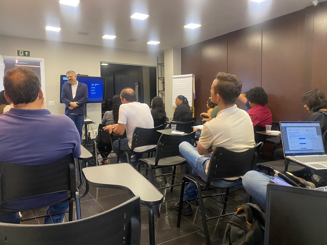 Charles Mazzoni, fundador da Informa Contábil, apresentando os impactos da Reforma Tributária aos clientes