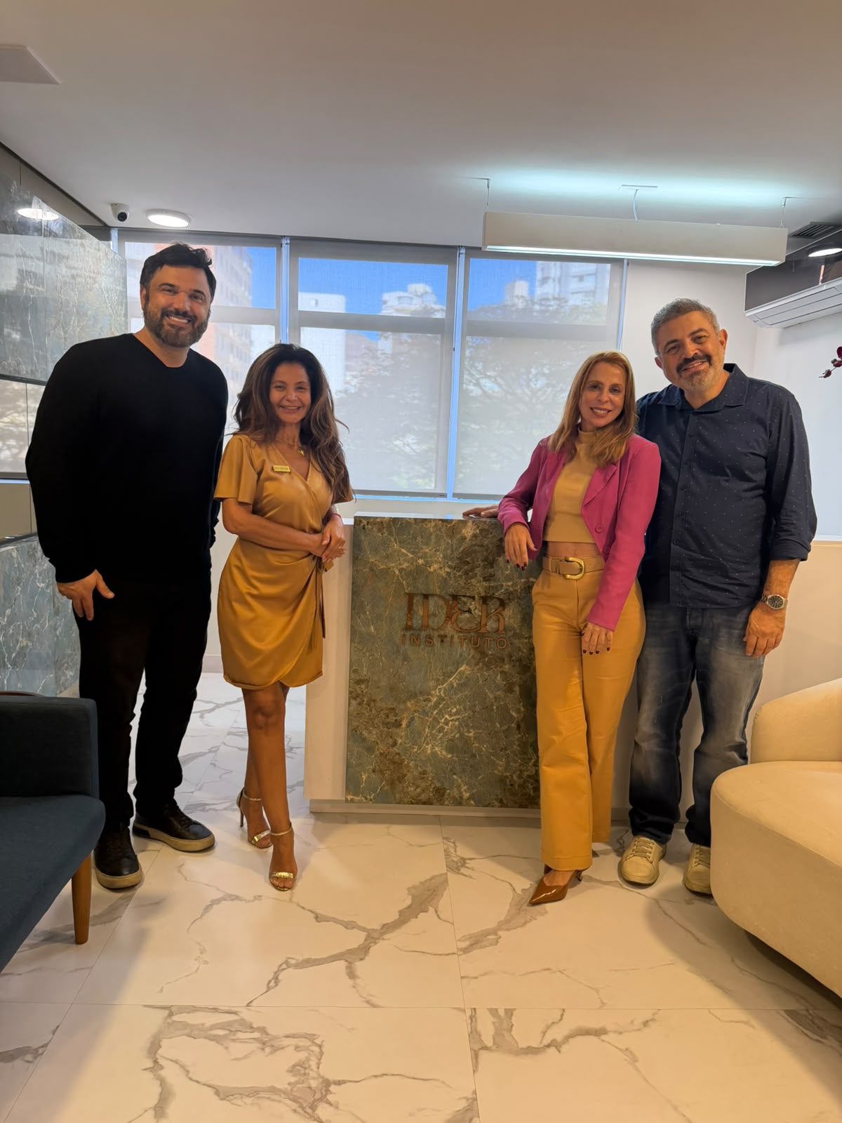 Equipe da Informa Contábil ao lado de Marília Machado na recepção da clínica dermatológica em Belo Horizonte