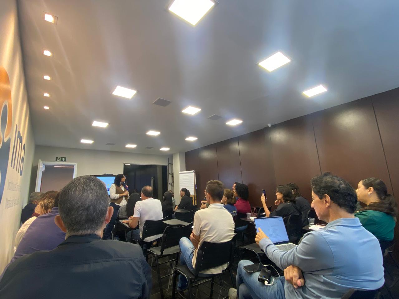 Clientes e equipe da Informa Contábil reunidos no encontro sobre a Reforma Tributária