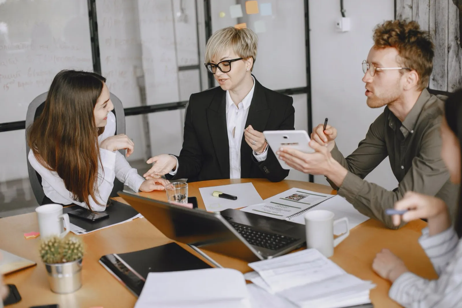 Reunião de equipe em escritório