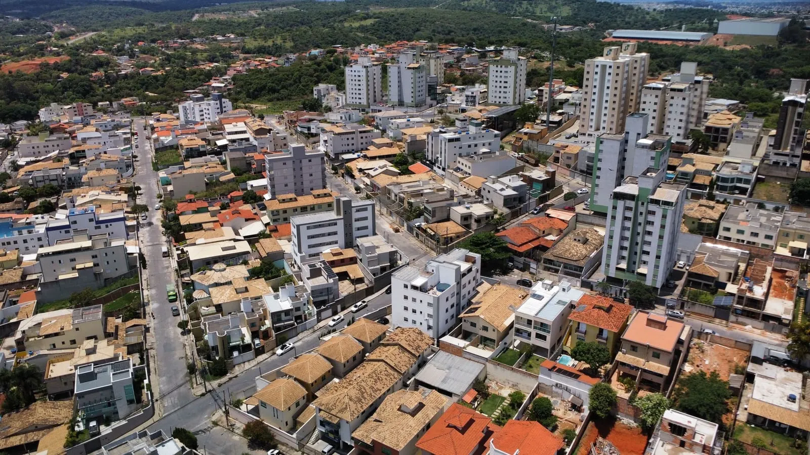 Vista aérea de um bairro com casas e prédios residenciais