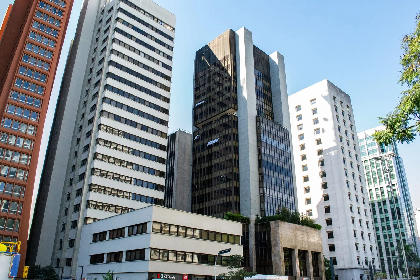 Prédios comerciais altos sob céu azul