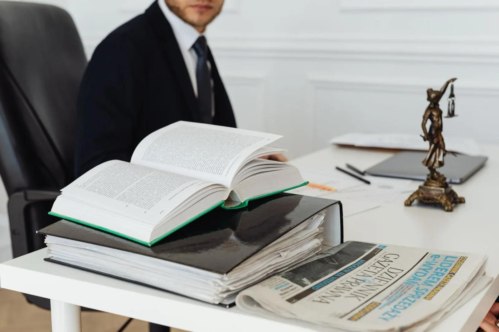 Mesa de escritório de advocacia com livros e processos