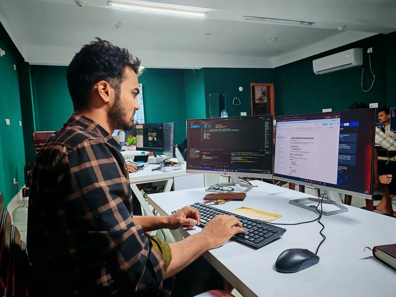 Programador trabalhando com dois monitores