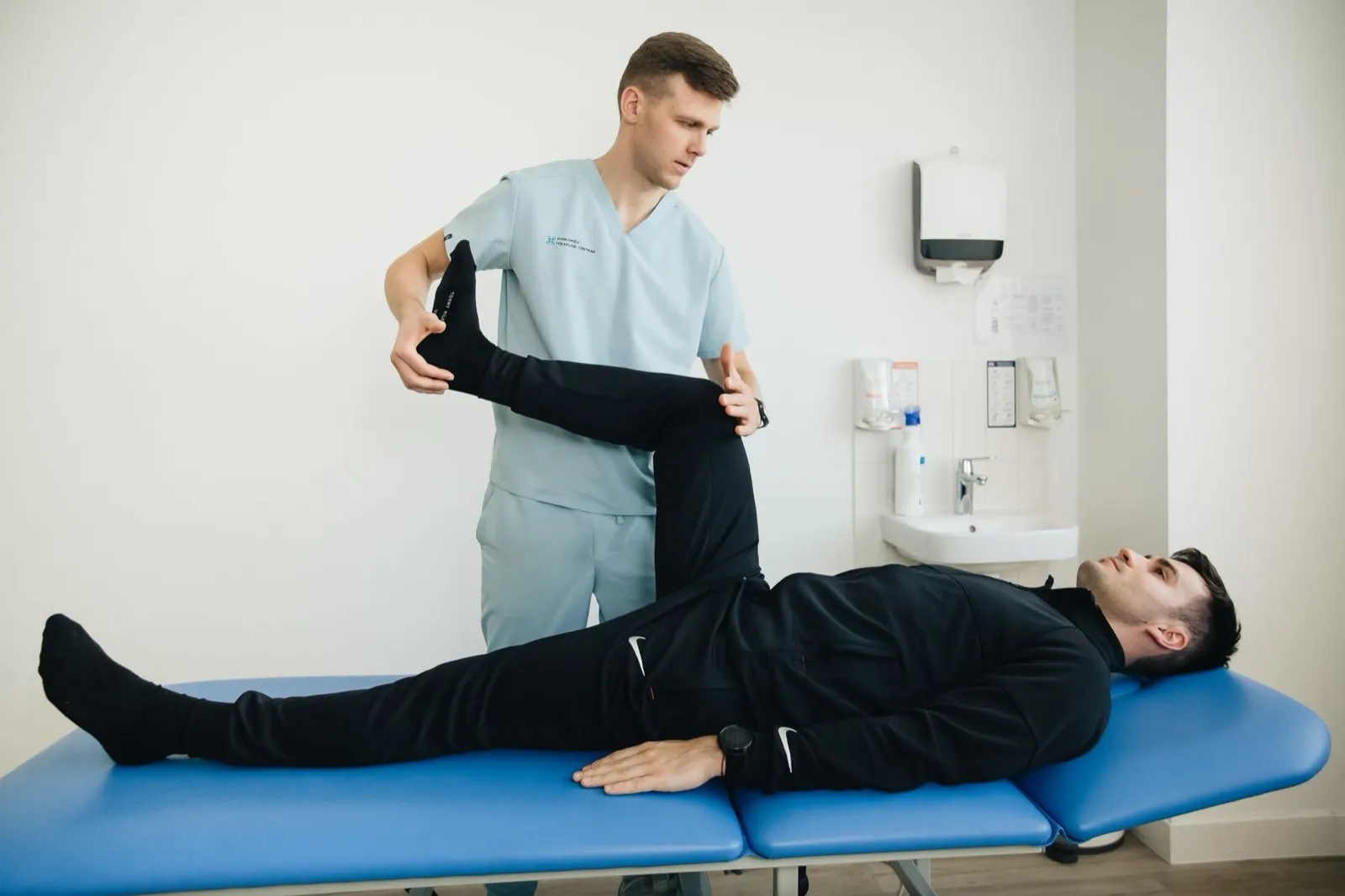 Sessão de fisioterapia em clínica