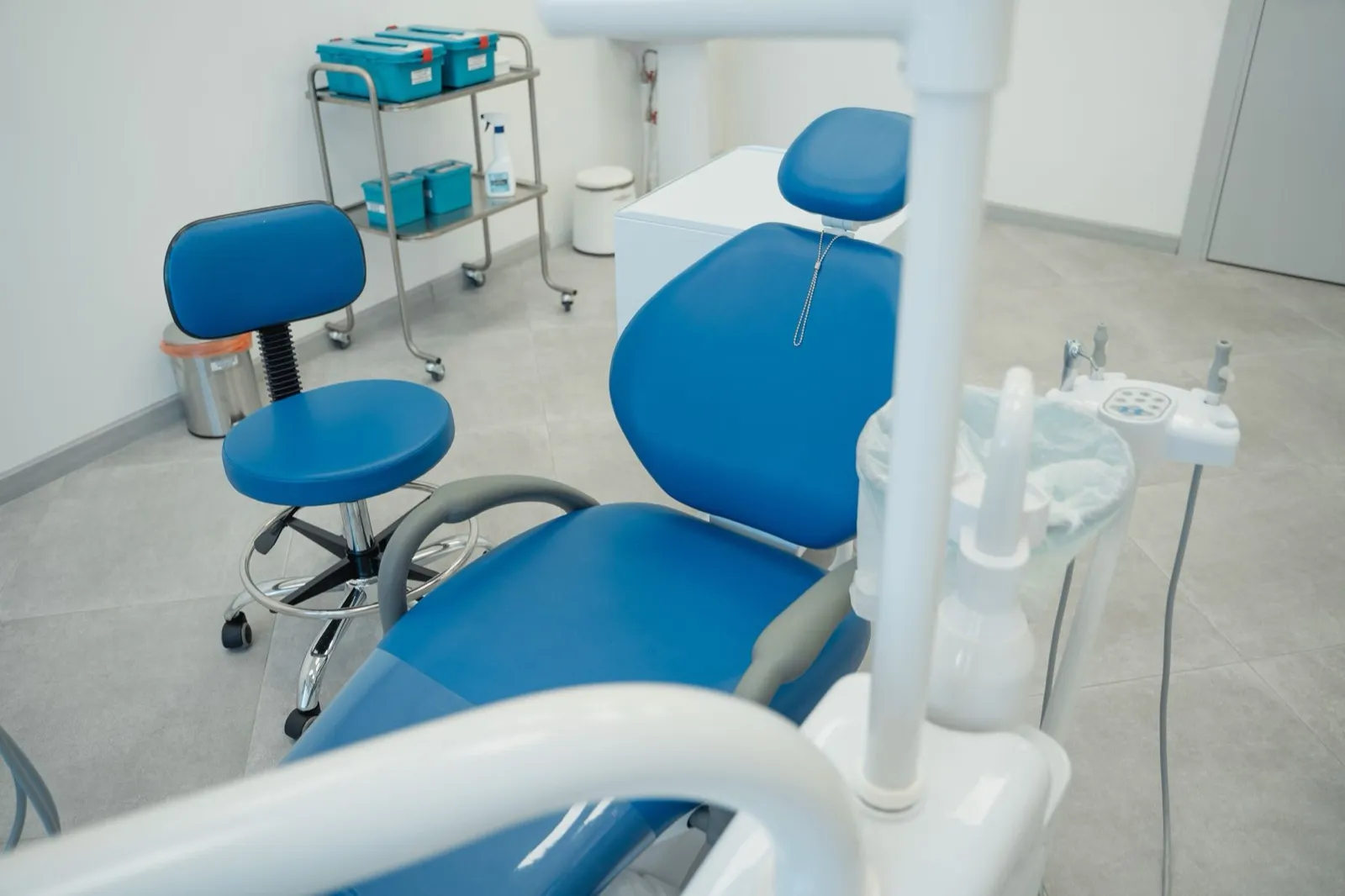 Consultório odontológico com a cadeira e os equipamentos