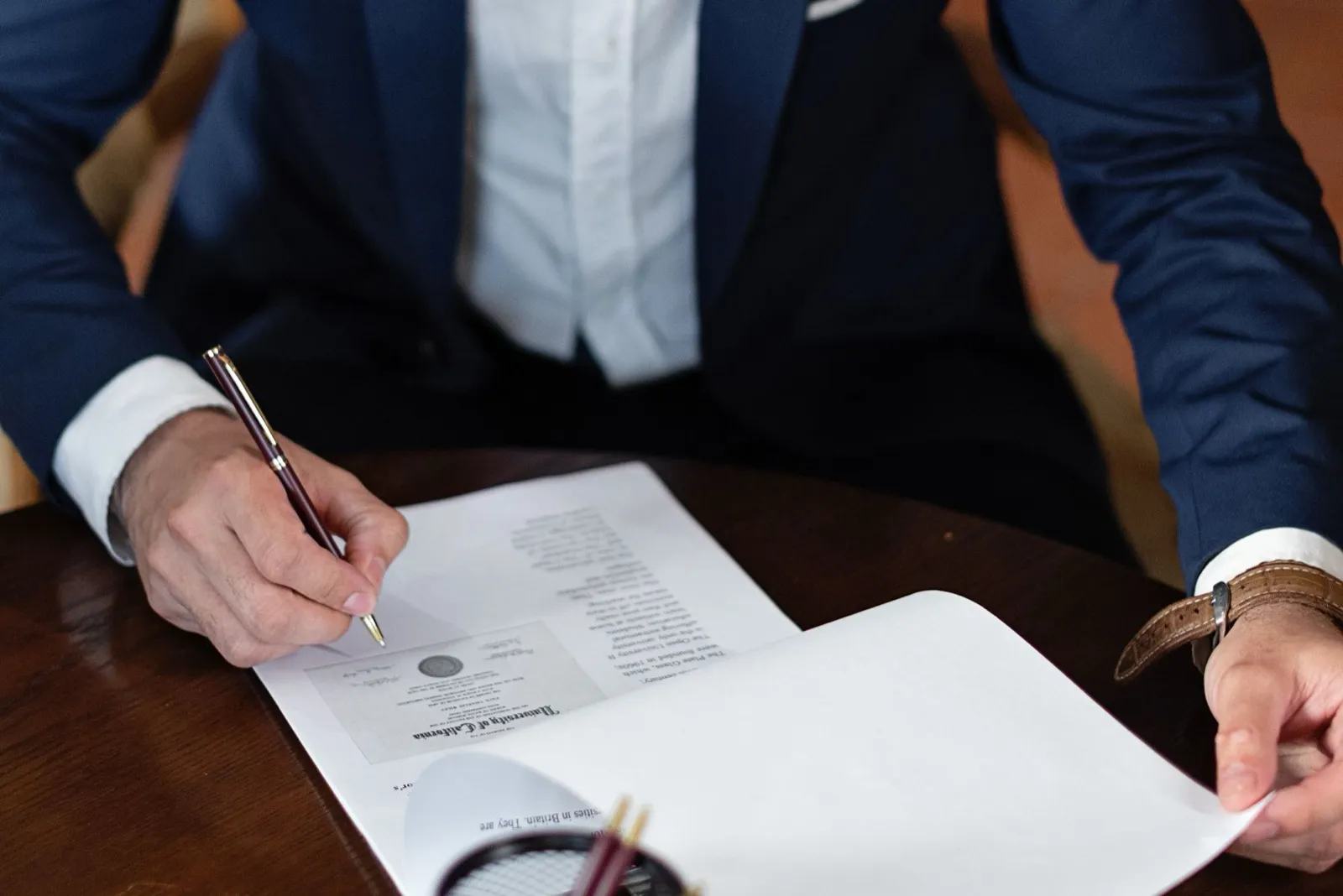 Assinatura de documento à mesa
